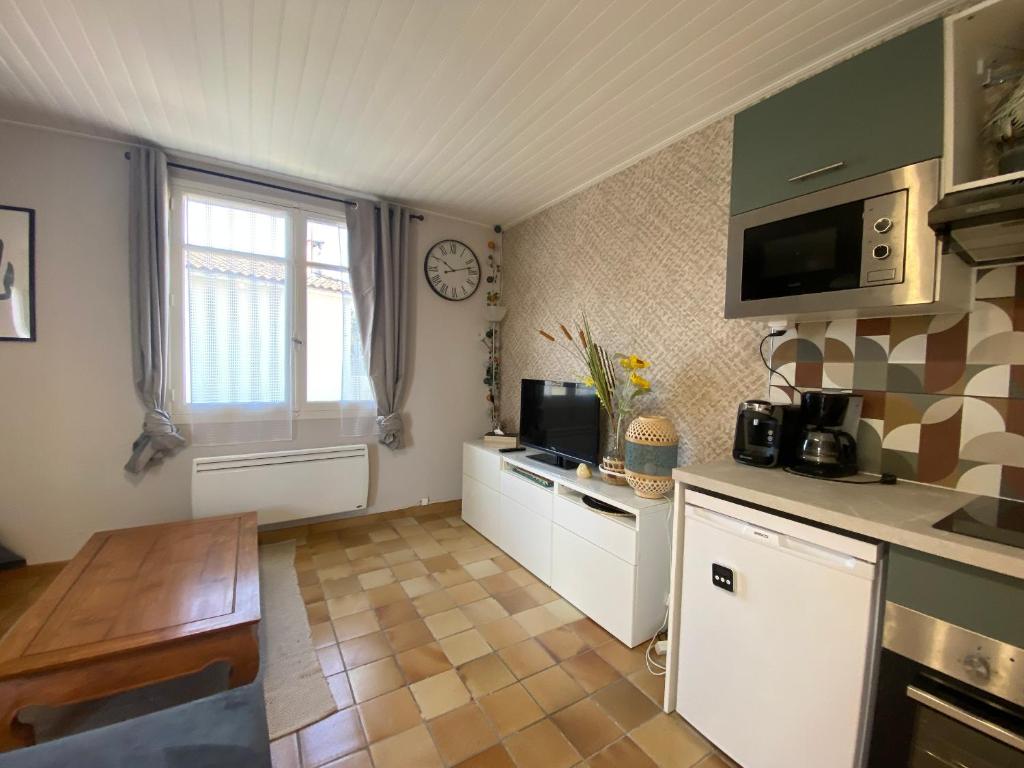 Kuchyňa alebo kuchynka v ubytovaní Appartement rénové 1er étage, proche plage et commerces, La Tranche sur Mer - FR-1-22-334