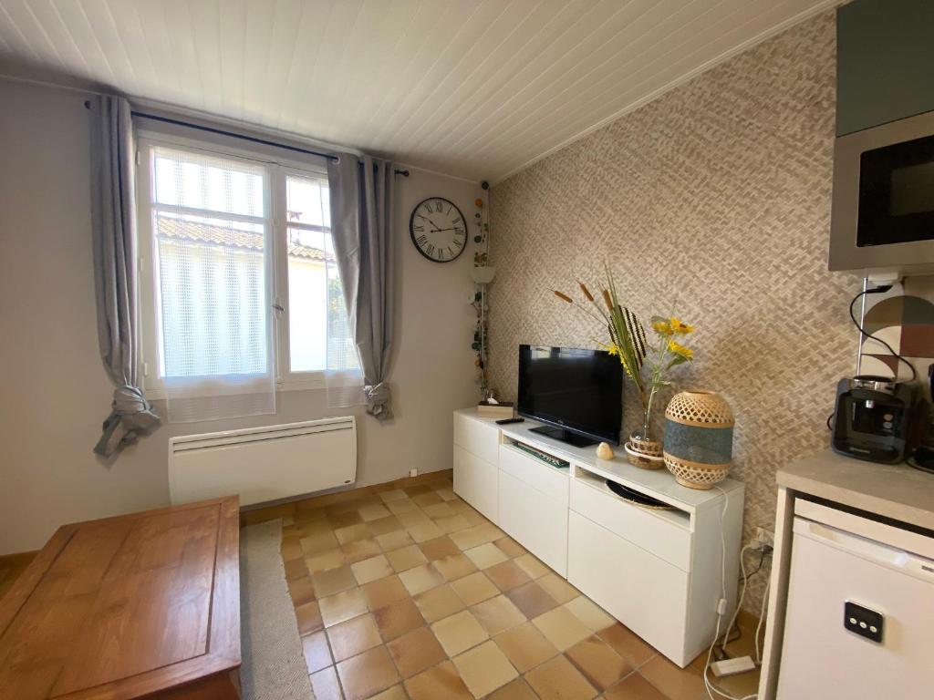 Kuchyňa alebo kuchynka v ubytovaní Appartement rénové 1er étage, proche plage et commerces, La Tranche sur Mer - FR-1-22-334