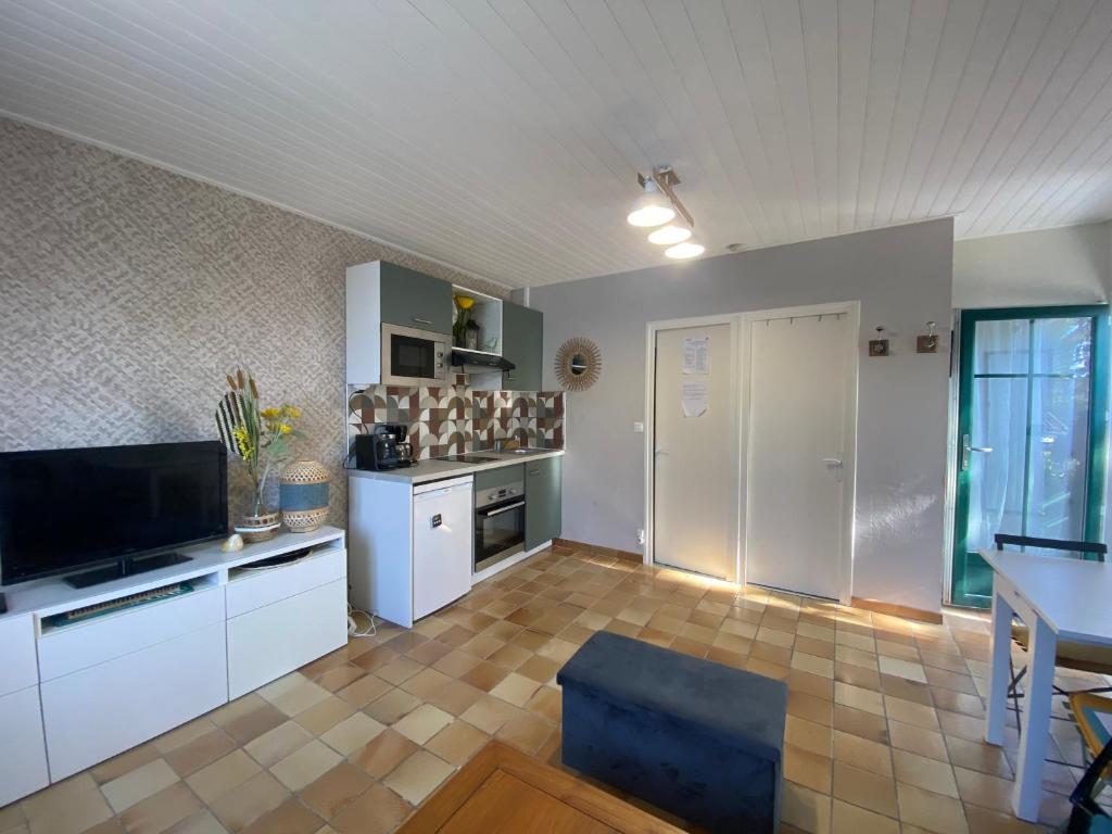 Kuchyňa alebo kuchynka v ubytovaní Appartement rénové 1er étage, proche plage et commerces, La Tranche sur Mer - FR-1-22-334