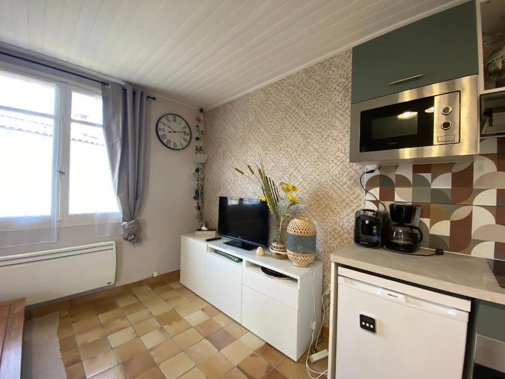 Kuchyňa alebo kuchynka v ubytovaní Appartement rénové 1er étage, proche plage et commerces, La Tranche sur Mer - FR-1-22-334