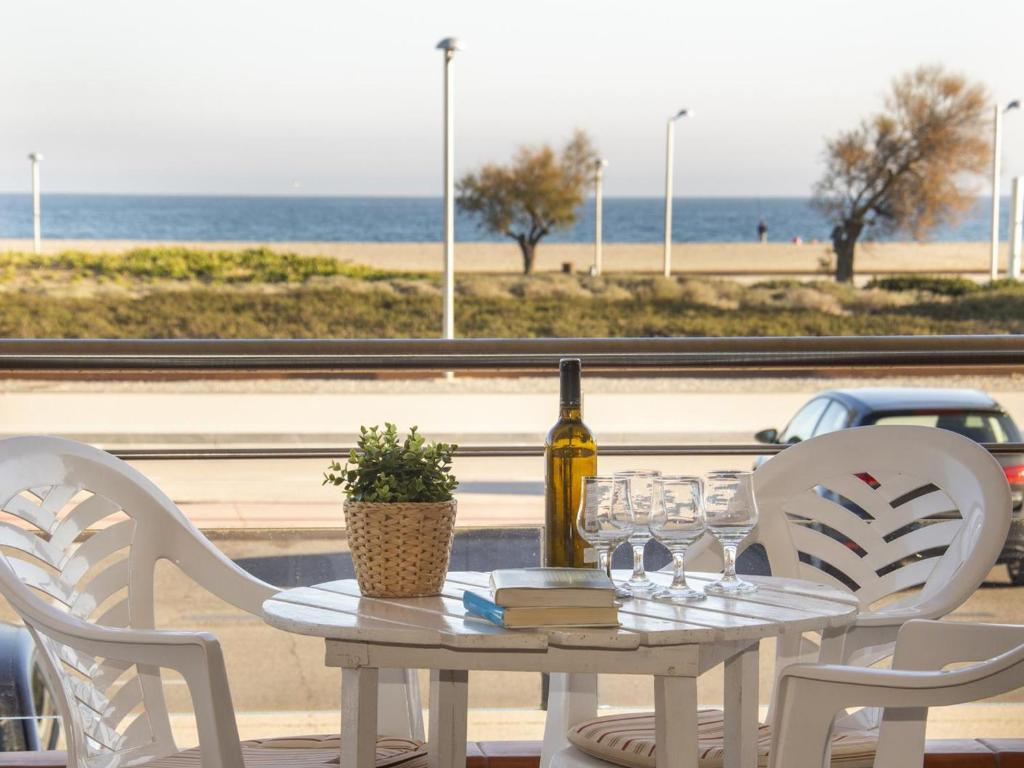 Bel appartement face à la mer avec terrasse, climatisation et parking, Castelló d'Empúries