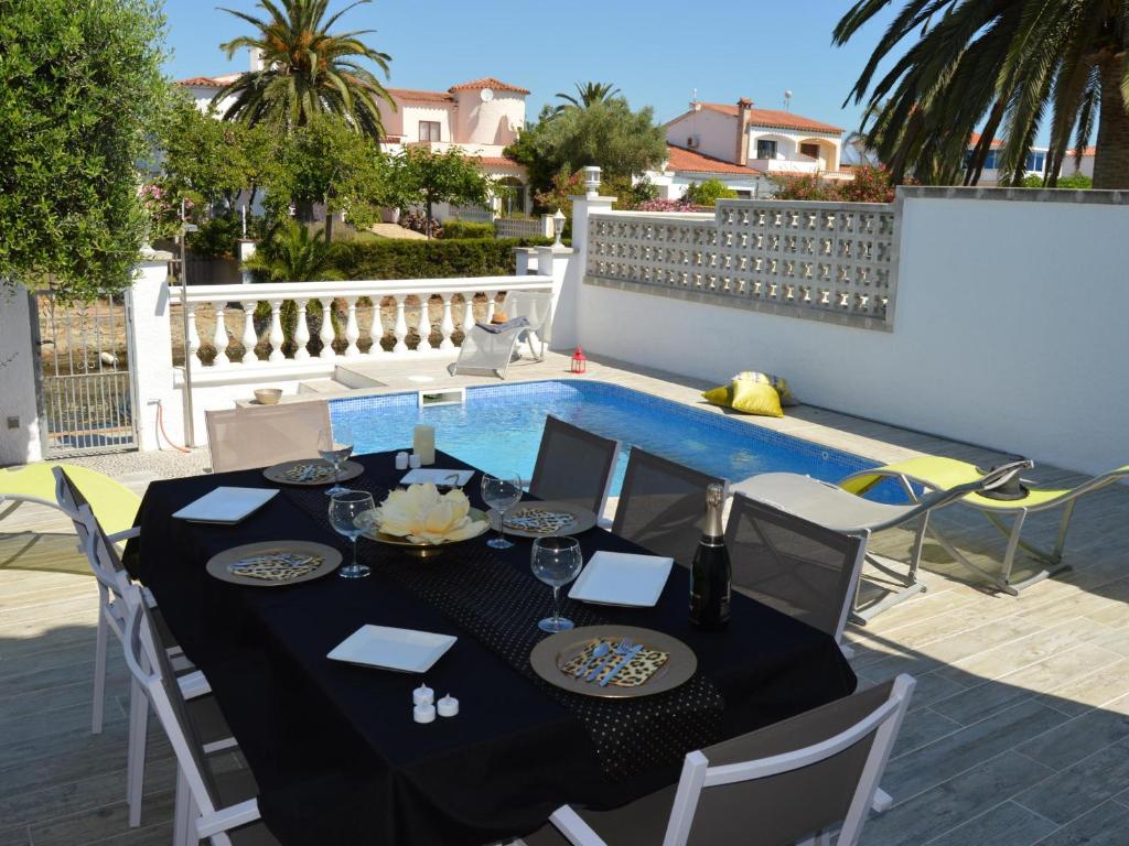 Maison familiale avec piscine chauffée et amarre, 8 pers. à Empuriabrava