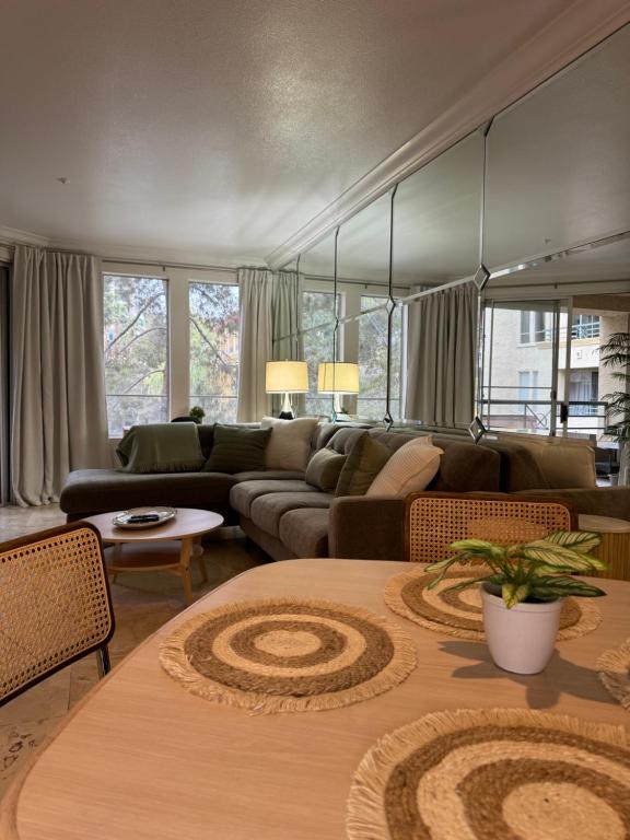 un soggiorno con divano e tavolo di Luxury Resort Style Condo 1 Block From Strip a Las Vegas