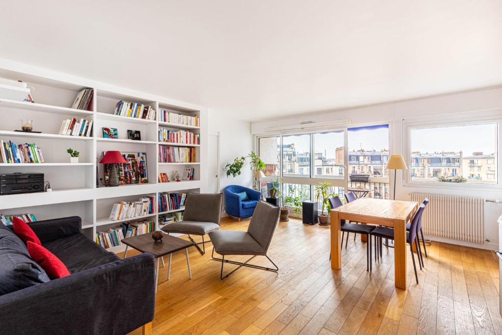 un salon avec un canapé et une table dans l'établissement GuestReady - Bright and airy in the 18th, à Paris