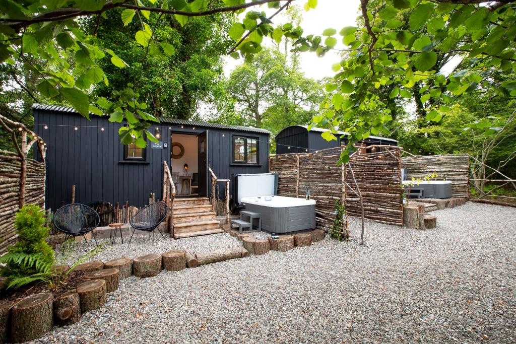 een tiny house met een badkamer en een hek bij The Mar Huts - The Lomond Hut in Drymen
