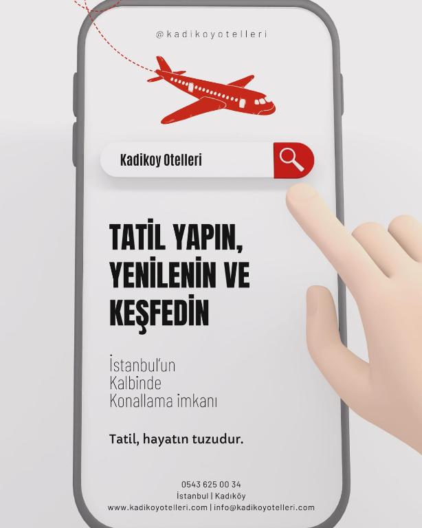 Kadikoy Otelleri في إسطنبول: يد تمسك تلفون مع وجود طائرة على الشاشة