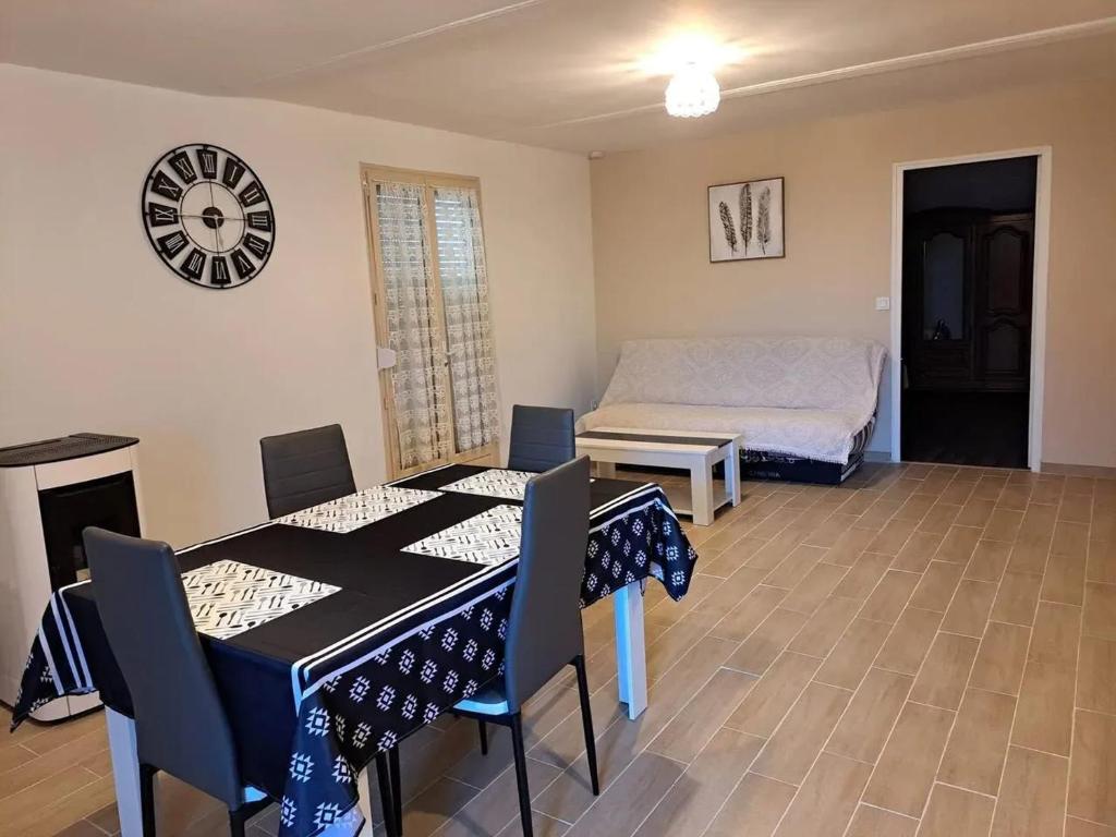 um quarto com uma mesa e cadeiras e uma cama em Maison d'une chambre avec jardin clos a Thoisy la Berchere em Thoisy-la-Berchère