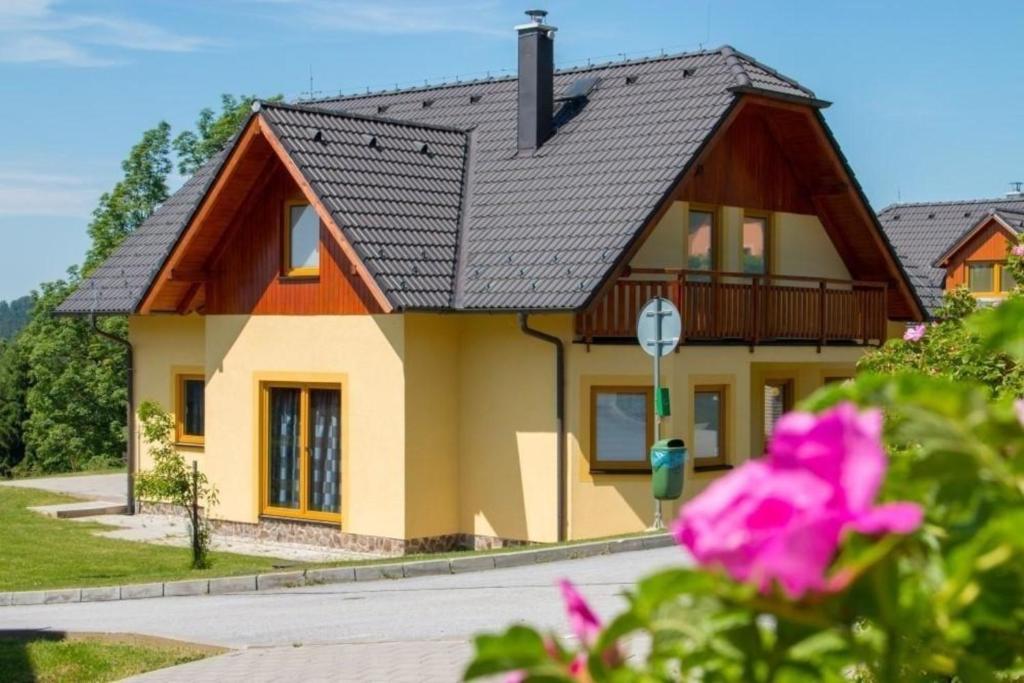ein Haus mit schwarzem Dach in der Unterkunft Ferienhaus für 10 Personen in Slupecna, Böhen Moldau - b60627 in Lipno nad Vltavou