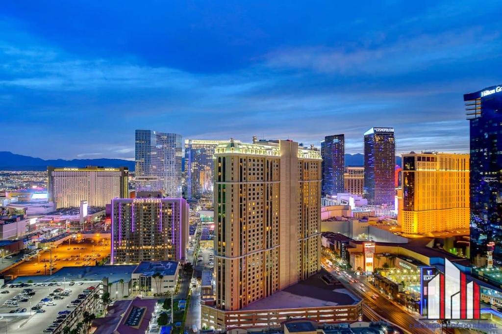 Linna Las Vegas üldine vaade või majutusasutusest MGM Signature-29-705 F1 Track & Strip View Balcony pildistatud vaade