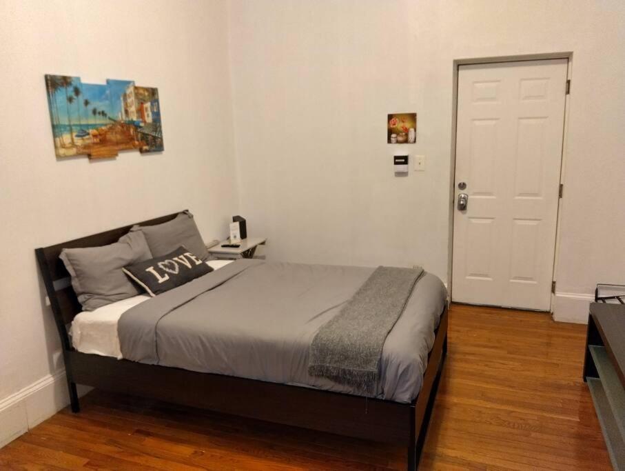 una camera con un letto e una porta bianca di Master room - 2 queen 1 bedroom (apt5) a Philadelphia