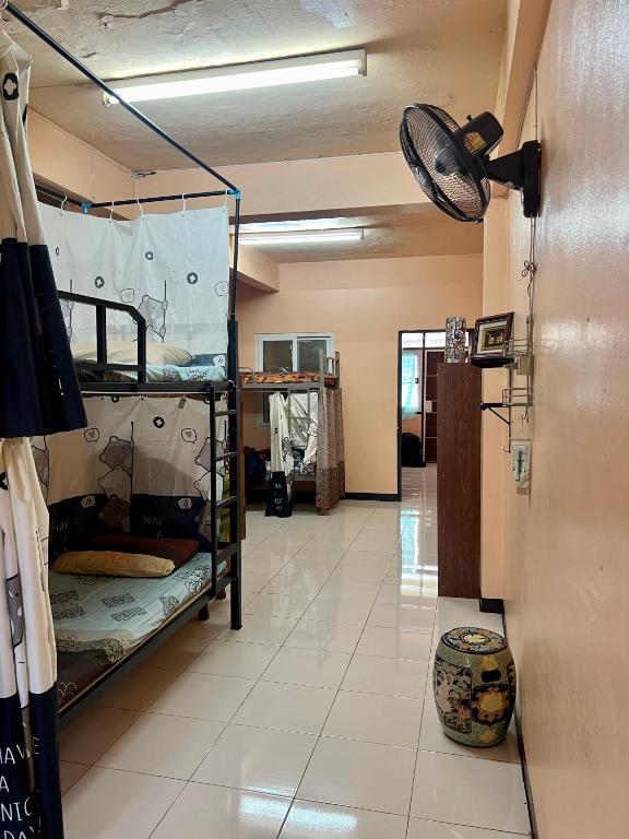 Postel nebo postele na pokoji v ubytování Karma Home Hostel