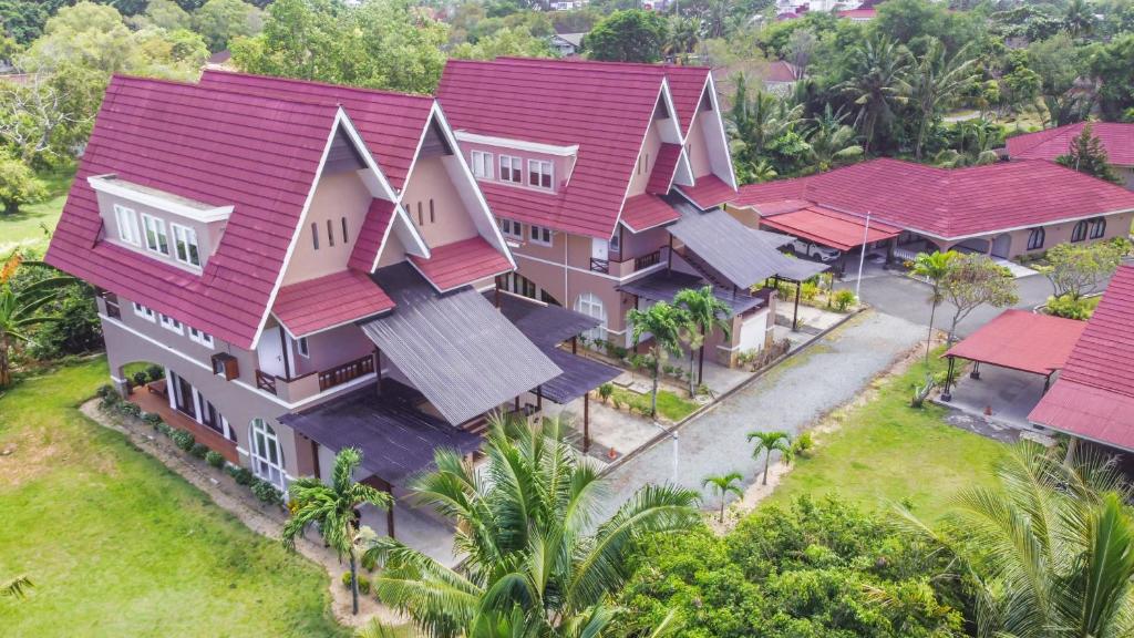 una vista aérea de una casa con techos rojos en LA CASA BORNEO, en Bentakan Kecil