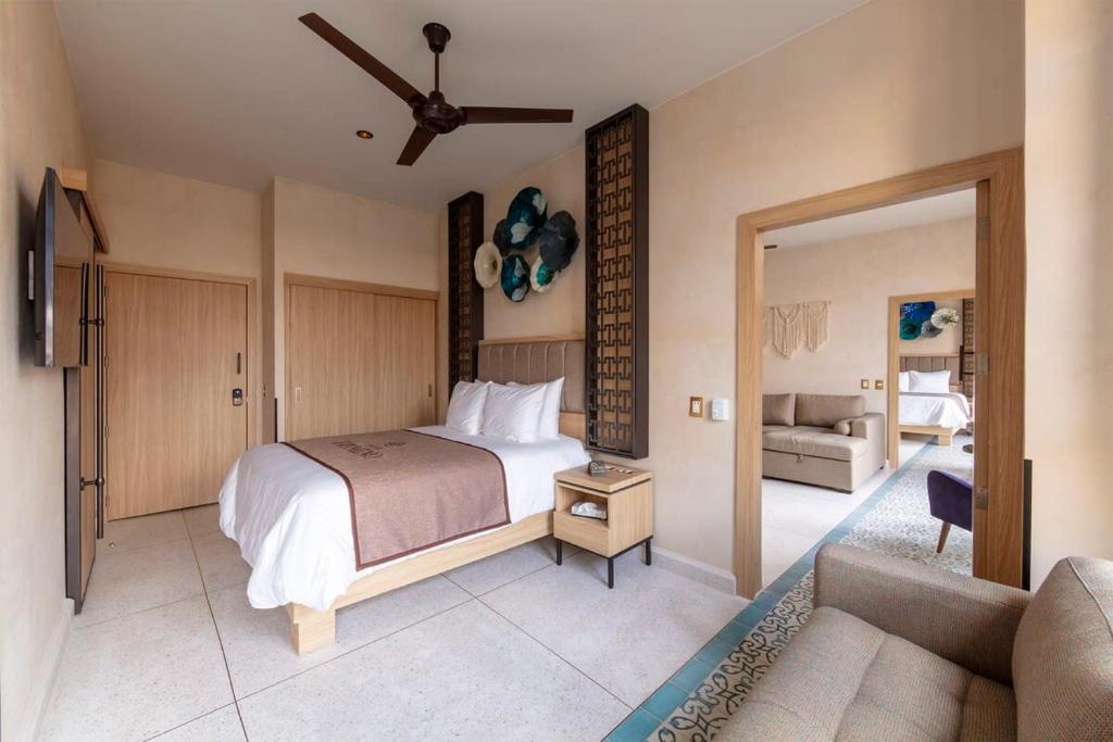 Un dormitorio con una cama y una sala de estar. en Luxury Suite up to 10ppl near Torre Latino, en Ciudad de México