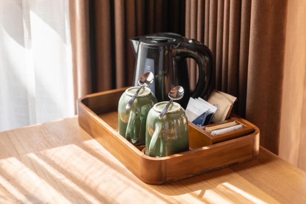Příslušenství pro přípravu čaje a kávy v ubytování Unagi Wooden Villas by Emana