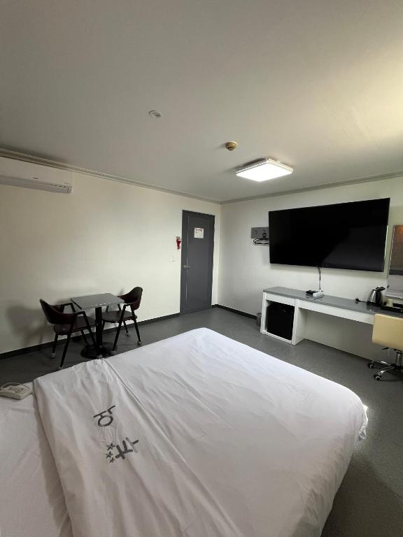 TV a/nebo společenská místnost v ubytování Motel Choo Eok