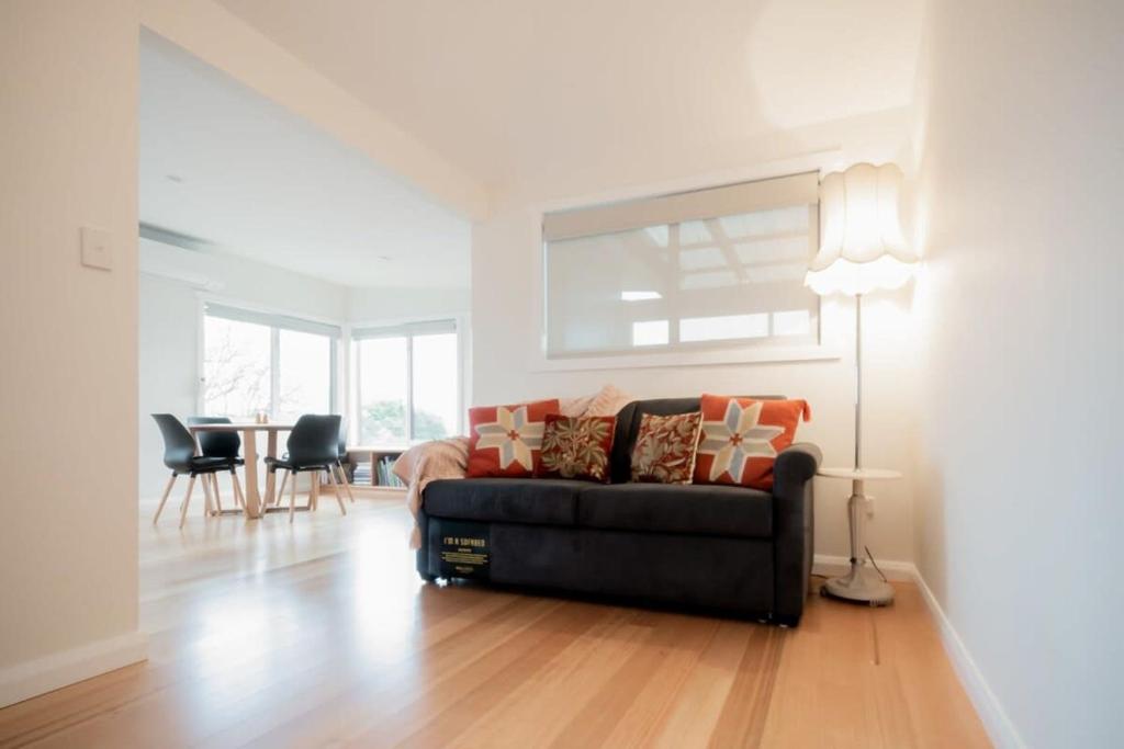 Modern Self Contained Unit Views Parking and WiFi的休息区