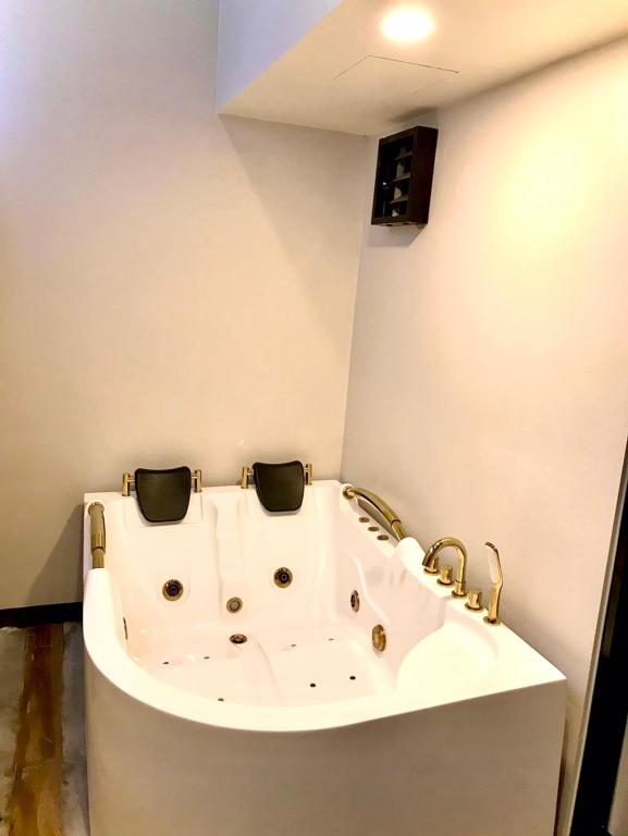 V20 Boutique Jacuzzi Hotel - King Room With Spa Bath