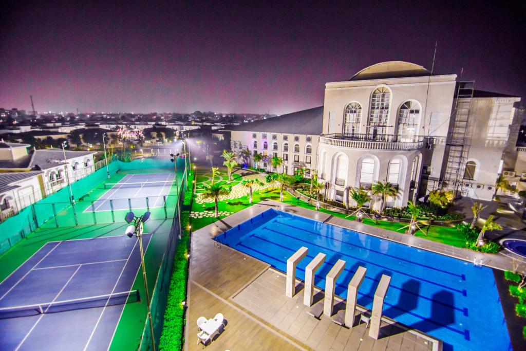 vista su due campi da tennis in cima a un edificio di Club Paraiso a Raipur