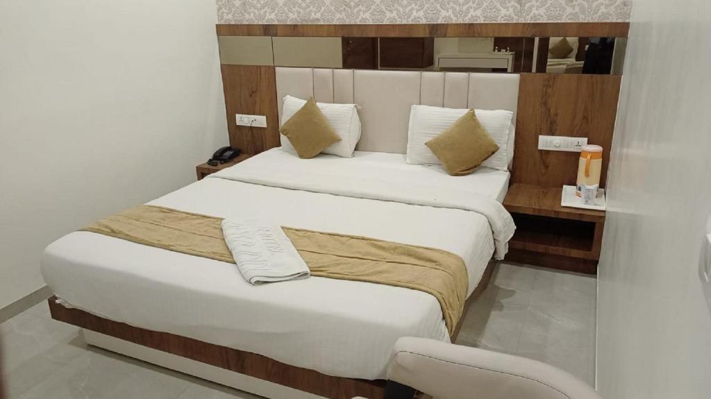 Postel nebo postele na pokoji v ubytování Hotel Alka Inn