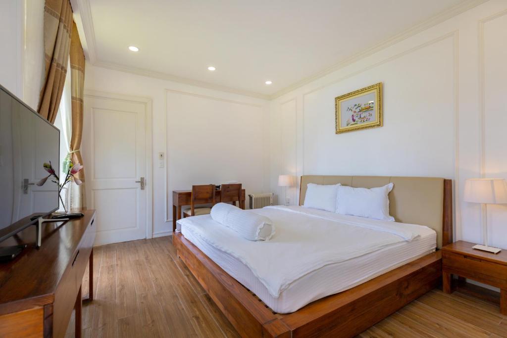 Ein Bett oder Betten in einem Zimmer der Unterkunft Biệt Thự Lan Anh Đà Lạt