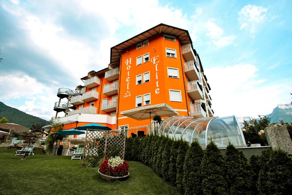 Nespecifikovaný výhled na hory nebo výhled na hory při pohledu z hotelu
