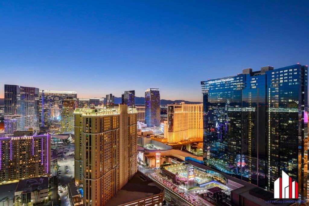 Blick auf die Skyline der Stadt in der Nacht in der Unterkunft MGM Signature-36-705 F1 Track & Strip View Balcony in Las Vegas