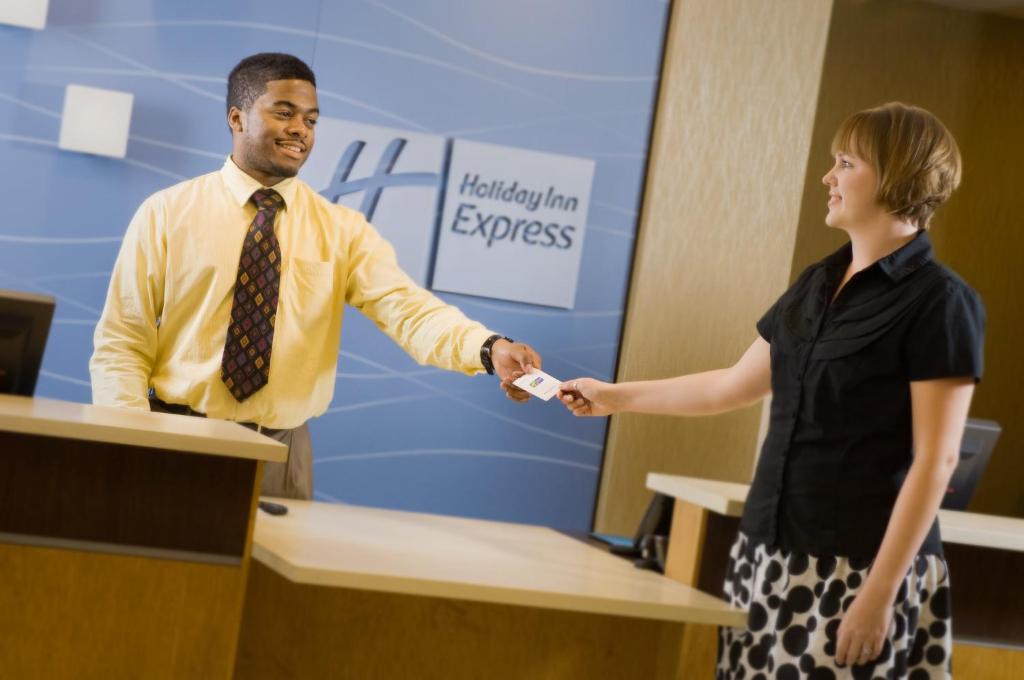 un hombre y una mujer sosteniendo un control remoto de Wii en Holiday Inn Express & Suites Alexandria - Fort Belvoir, an IHG Hotel, en Alexandria