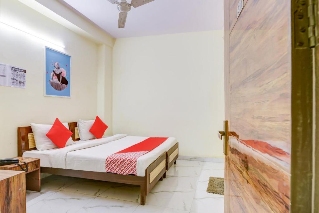 Postel nebo postele na pokoji v ubytování Hotel O 74192 Vishwakarma Palace
