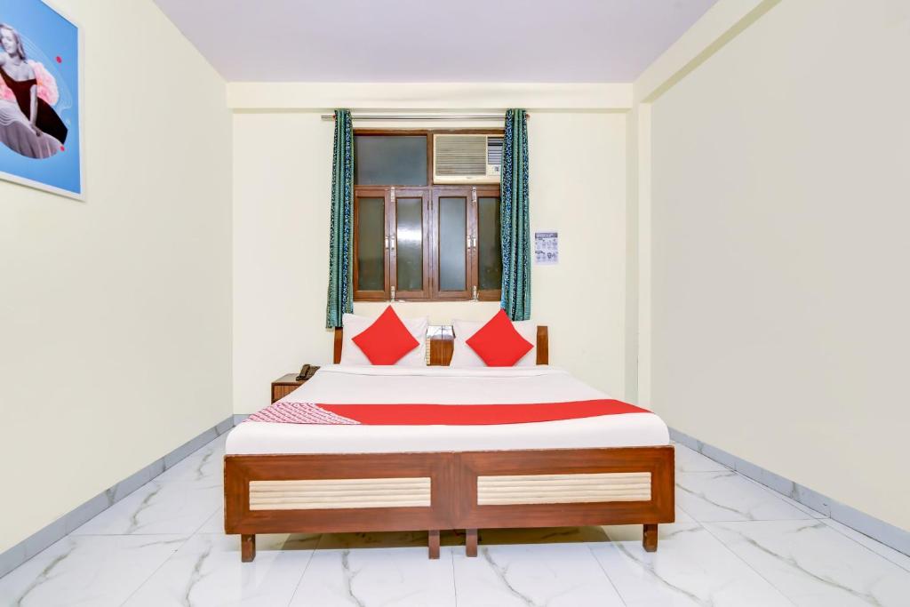 Postel nebo postele na pokoji v ubytování Hotel O 74192 Vishwakarma Palace