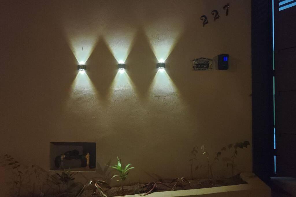 una pared con cuatro luces en la pared en N03 Apartamento para até 4 hóspedes em Jacutinga, en Jacutinga