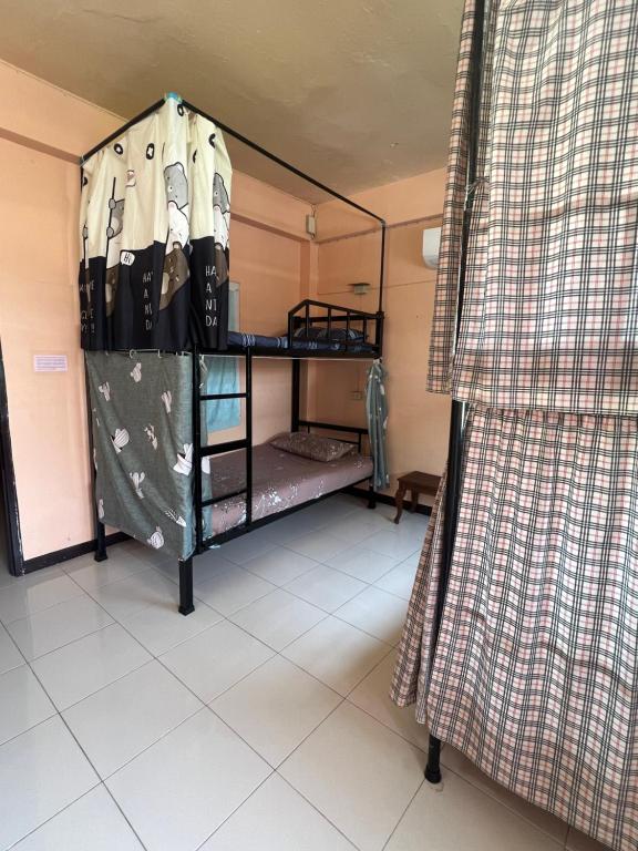 Postel nebo postele na pokoji v ubytování Karma Home Hostel