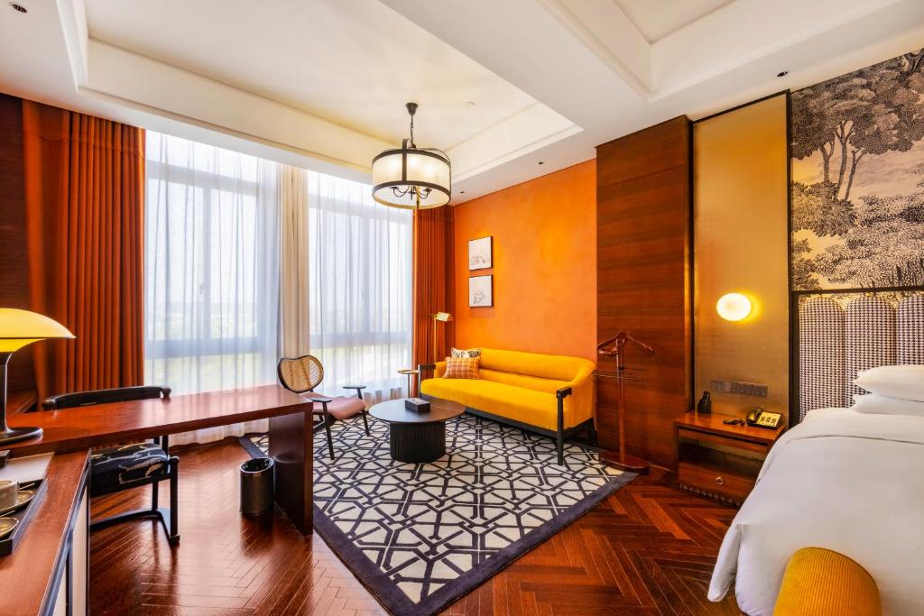 Postel nebo postele na pokoji v ubytování Fondney Hotel Shanghai NECC Hongqiao Airport T2
