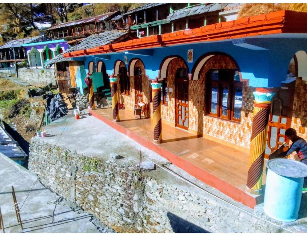 Un modèle de bâtiment à côté d'un mur de pierre dans l'établissement Himanshu Priyanshu home stay, Gangnani, à Gangnāni
