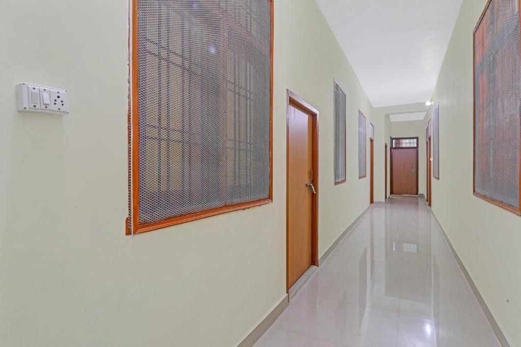 un pasillo en un hospital con pinturas en las paredes en OYO Flagship Kk Guest House, en Hasanganj