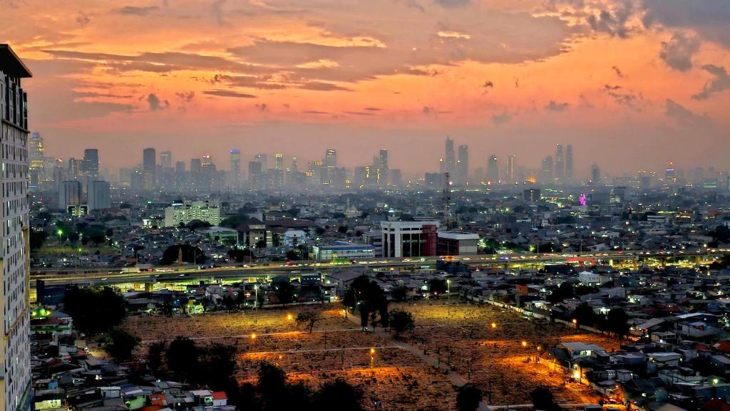 - une vue sur une ville au coucher du soleil avec la circulation dans l'établissement Studio28 Bassura Tower F East Jakarta -Min Stay 3 nights-, à Jakarta