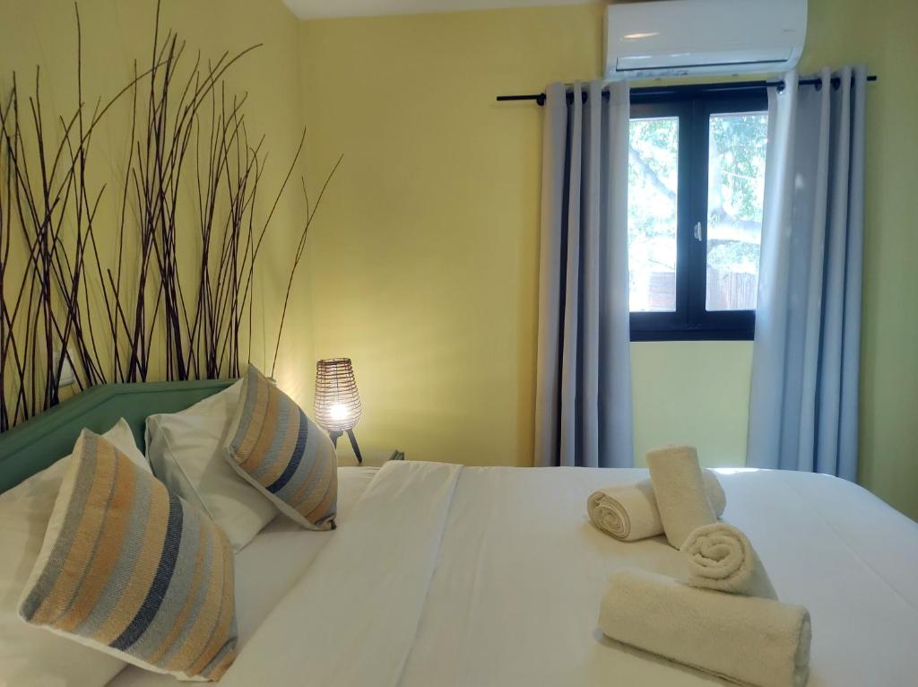Łóżko lub łóżka w pokoju w obiekcie Summer Dream Cottage, 2BR, Beautiful sea view