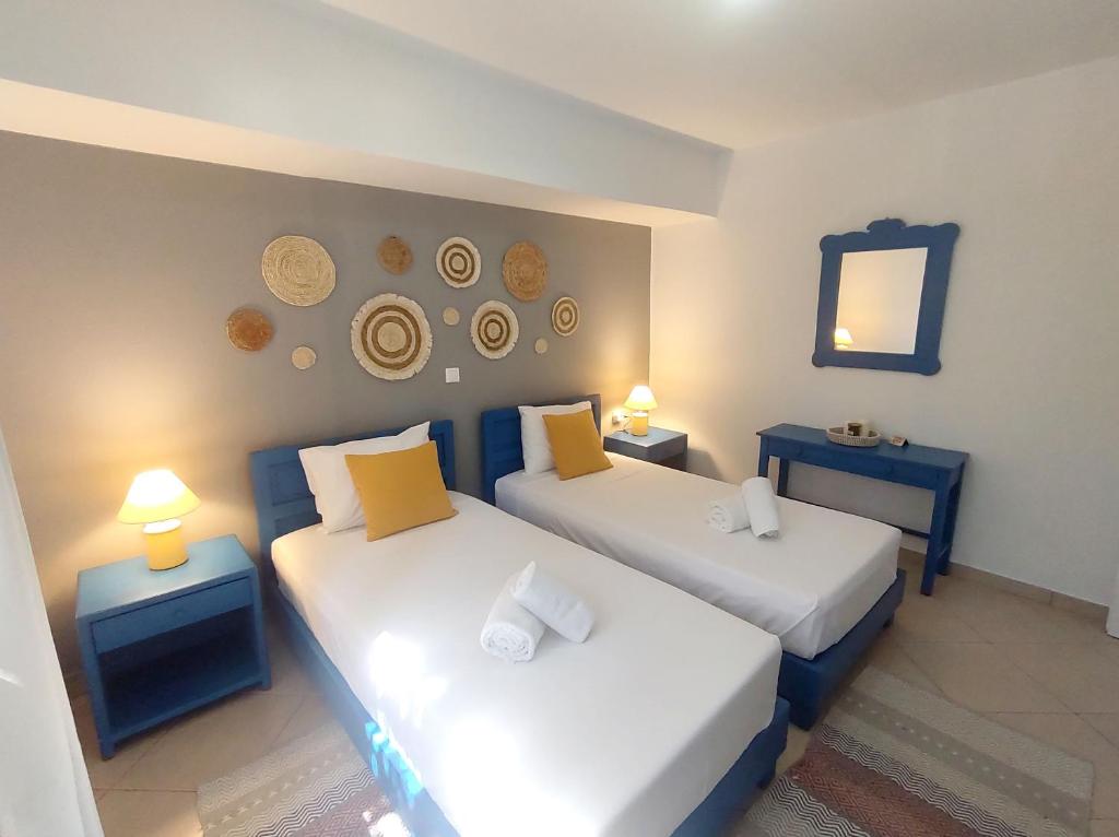 Łóżko lub łóżka w pokoju w obiekcie Summer Dream Cottage, 2BR, Beautiful sea view