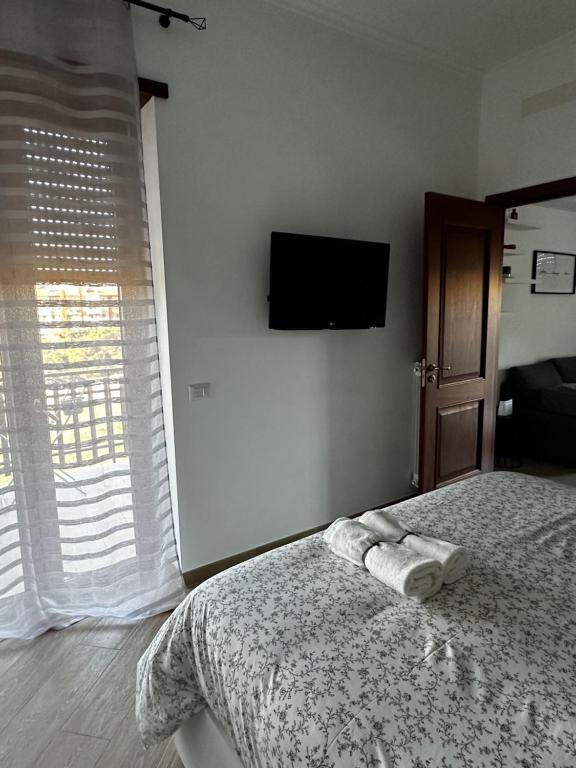 een slaapkamer met een bed met twee handdoeken erop bij A casa di Laura, bilocale moderno in La Massimina-Casal Lumbroso