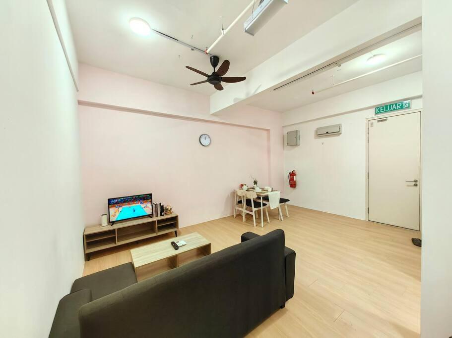 een woonkamer met een bank en een plafondventilator bij G8 1-8Pax Sunway Medical Center Geo avenue Sunmed in Kampong Penaga