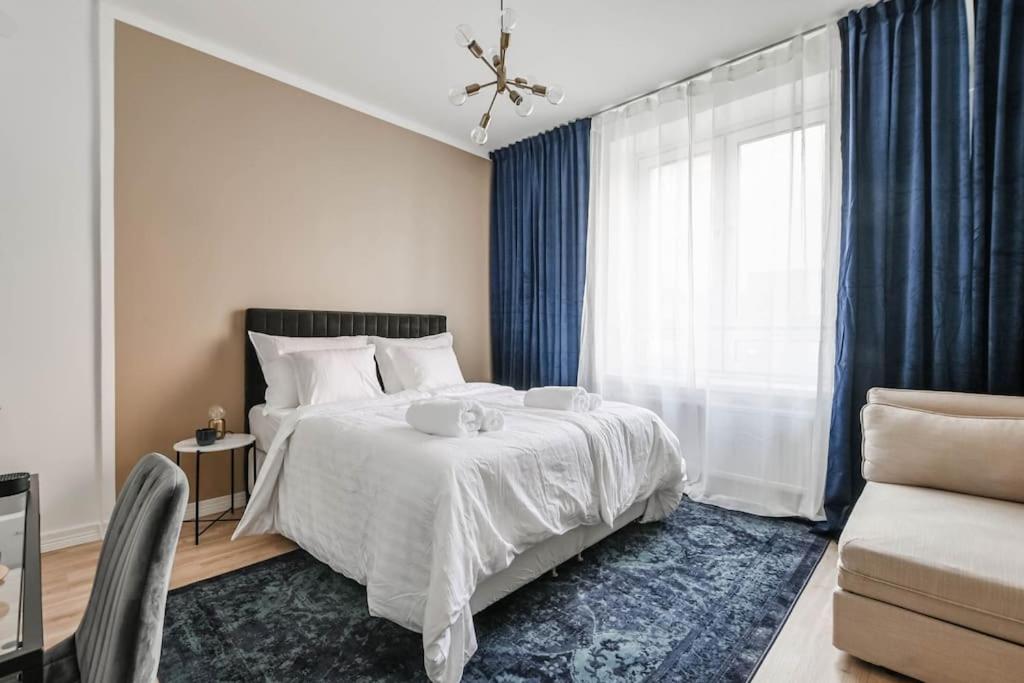 sypialnia z łóżkiem i niebieskim dywanem w obiekcie Elegantti yksiö keskustassa w mieście Lahti
