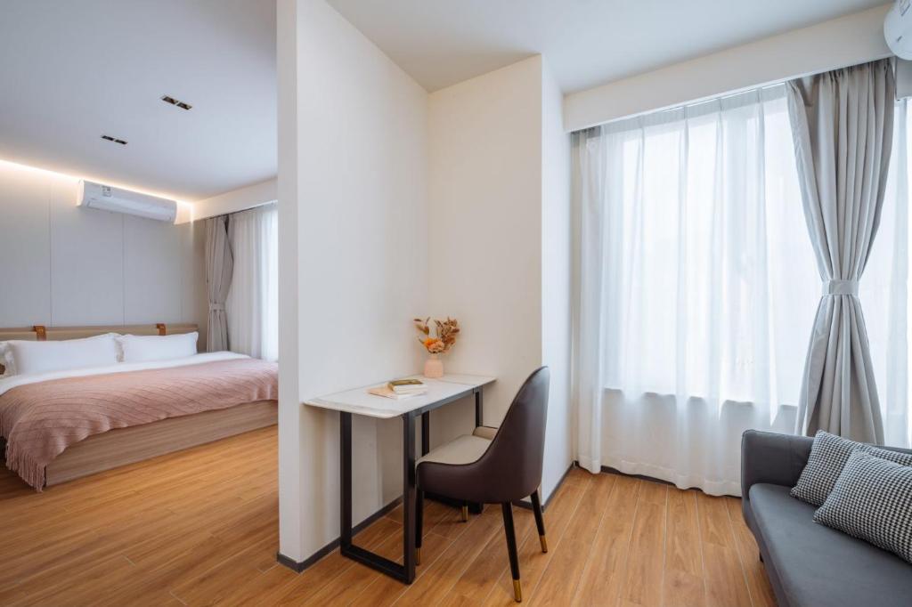 Postel nebo postele na pokoji v ubytování 上海客堂涧酒店宝山路地铁站店