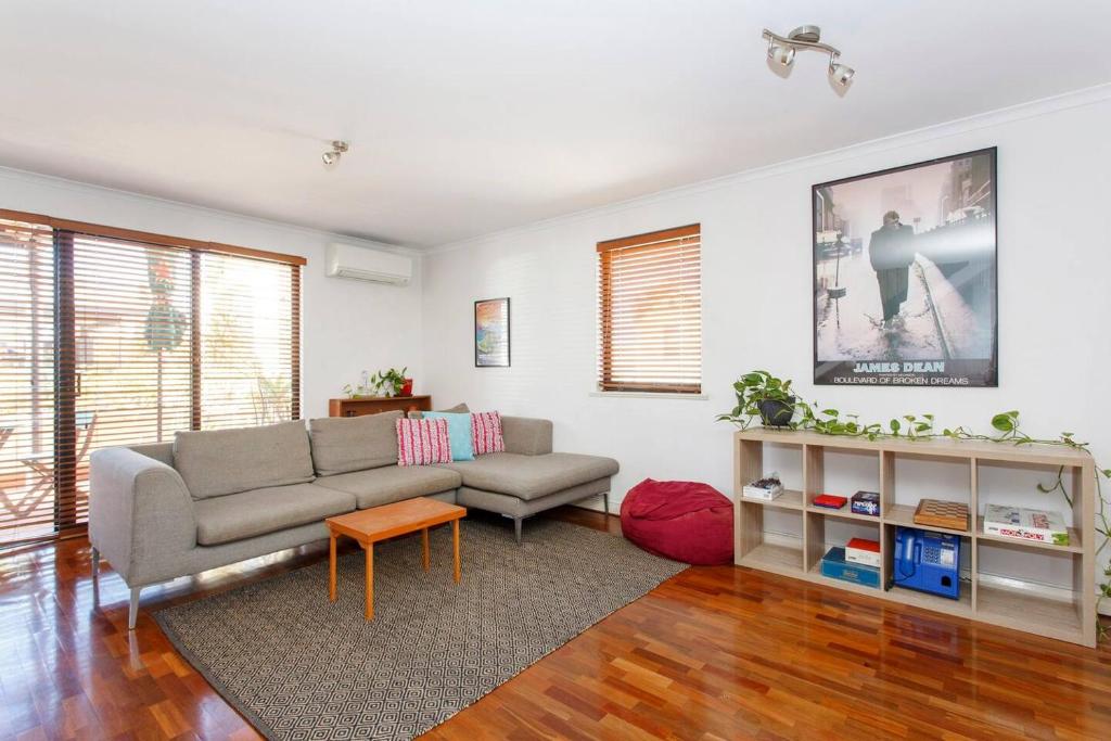 sala de estar con sofá y mesa en Suffolk Villa Fremantle On Your Doorstep, en Fremantle