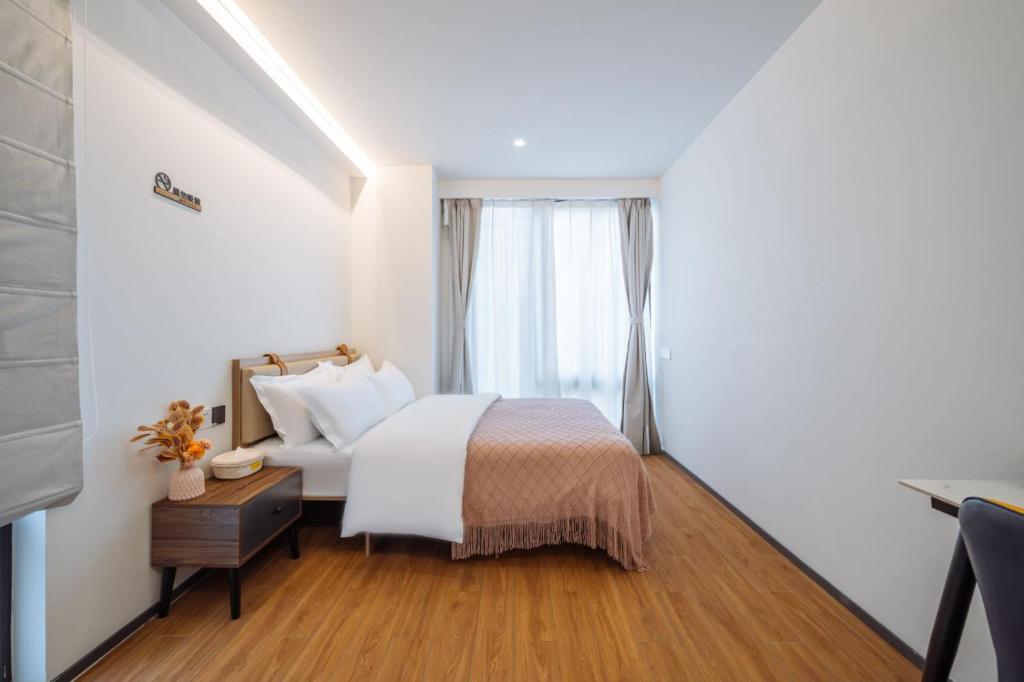 Postel nebo postele na pokoji v ubytování 上海客堂涧酒店宝山路地铁站店