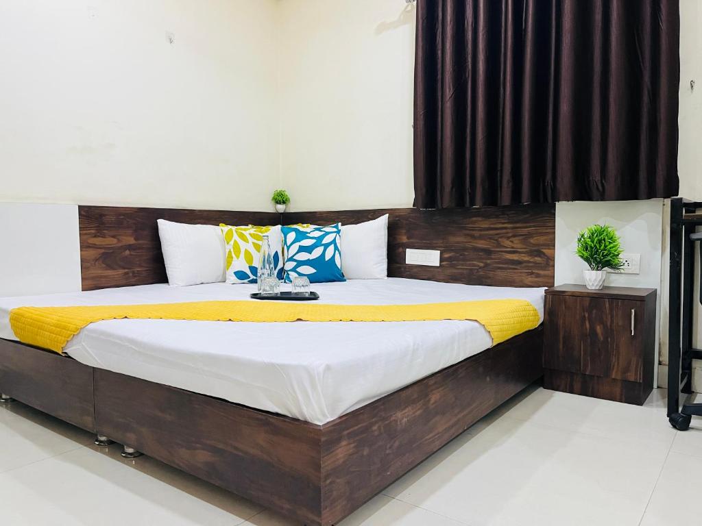 1 dormitorio con 1 cama grande y cabecero de madera en MyWorkStay BTM, en Bangalore