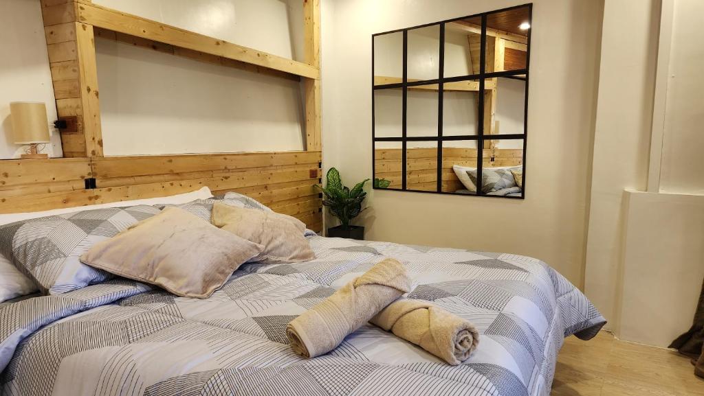 ein Bett mit Kissen darauf im Schlafzimmer in der Unterkunft Wood and Mountain in Baguio City