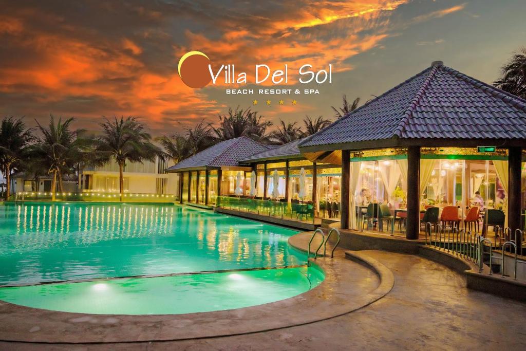 una piscina en la villa del sol resort y spa en Villa Del Sol Beach Resort & Spa, en Phan Thiet