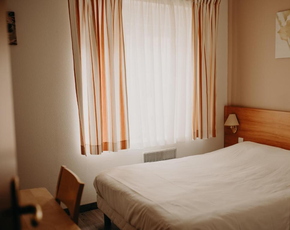 Letto o letti in una camera di Logis - Hotel Restaurant du Parc