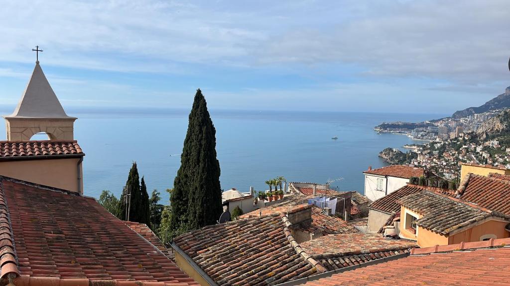 - une vue sur une ville avec des toits et une église dans l'établissement Casa Moncollet, à Roquebrune-Cap-Martin