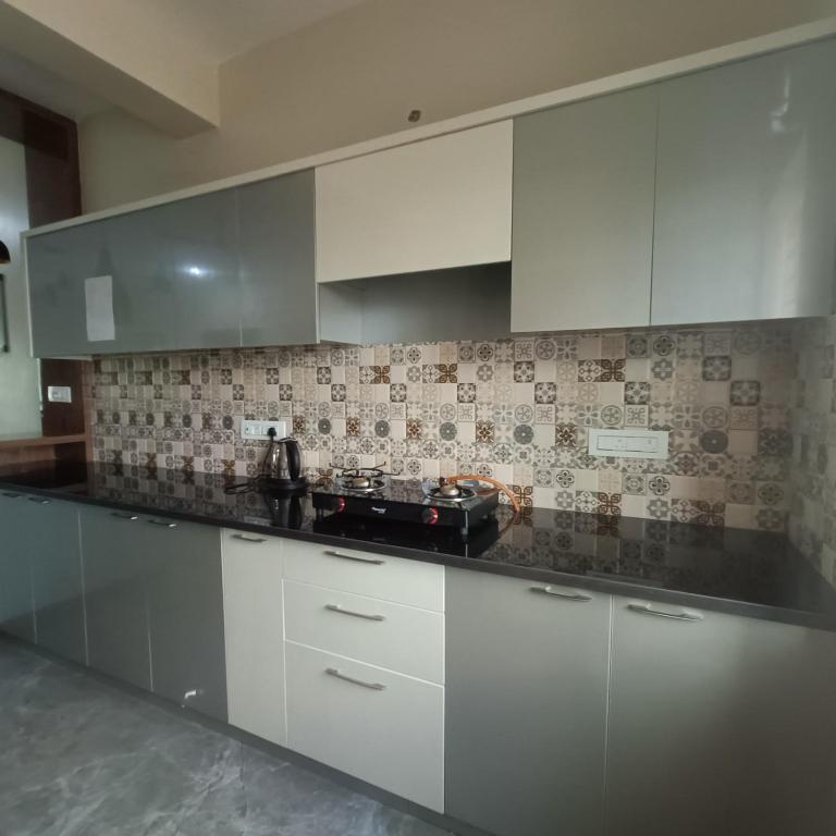 Kuchyň nebo kuchyňský kout v ubytování Sukrithi Premium Serviced Apartment - F2