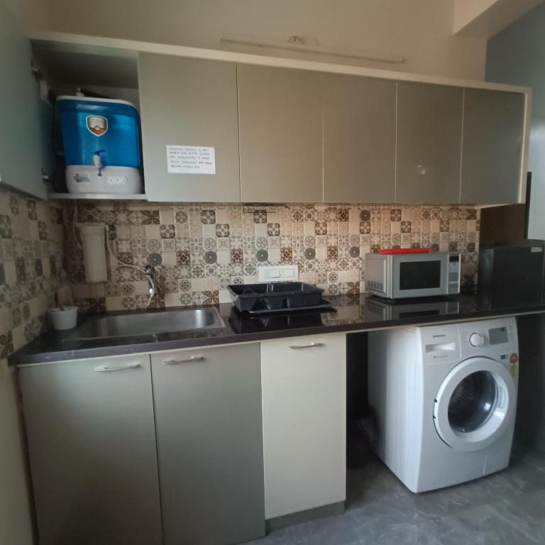 Kuchyň nebo kuchyňský kout v ubytování Sukrithi Premium Serviced Apartment - F2